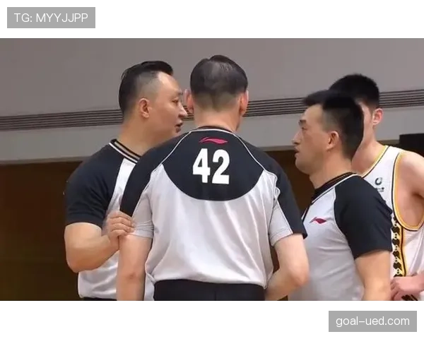深度解析篮球脚踢球违例的规则定义与标准